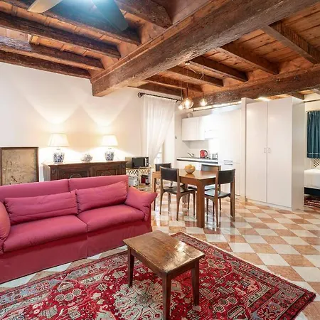 Casa Di Mezzo Nel Cuore Di