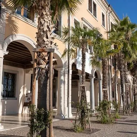Casa Di Mezzo Nel Cuore Di Apartment