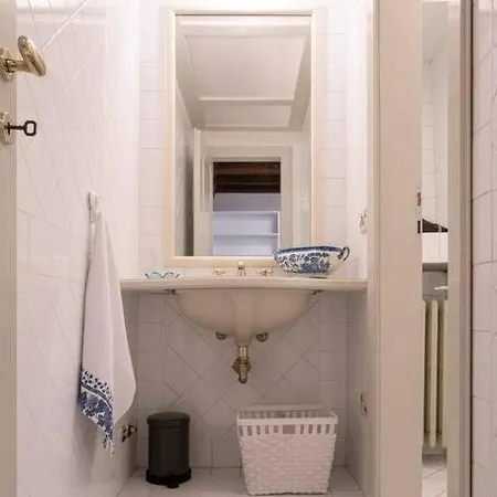 Casa Di Mezzo Nel Cuore Di Apartment *