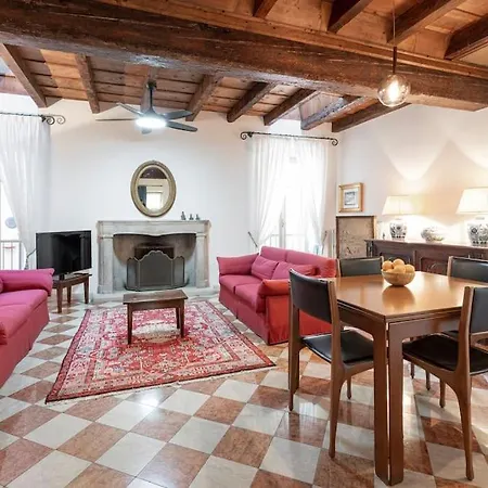 Casa Di Mezzo Nel Cuore Di Apartment