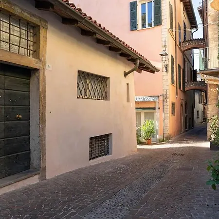 Casa Di Mezzo Nel Cuore Di 살로